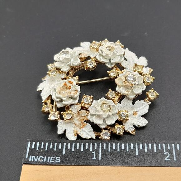 Vintage 1950 Wreath Brooch, White Enamel, Clear Rhinestones, Gold Tone, 1 7/8 In - Picture 7 of 8